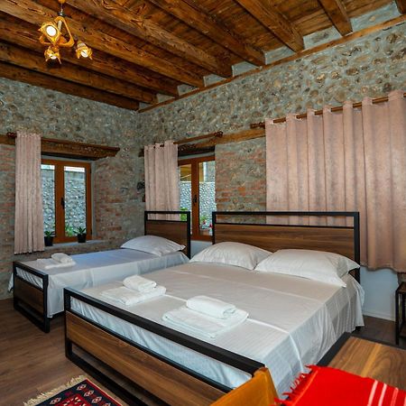 Intown Guesthouse Shkodër エクステリア 写真