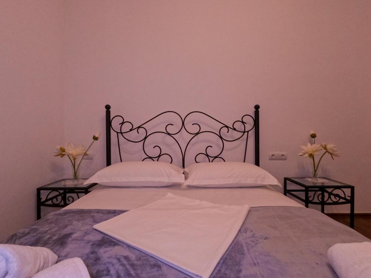 Intown Guesthouse Shkodër エクステリア 写真