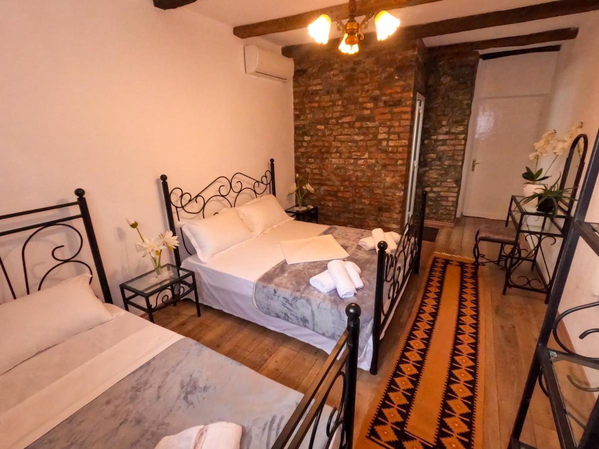 Intown Guesthouse Shkodër エクステリア 写真