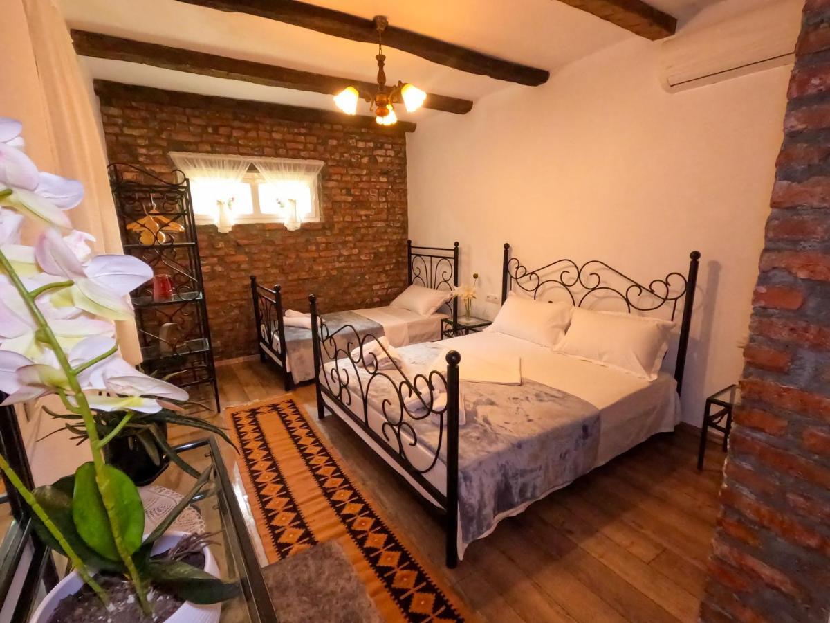Intown Guesthouse Shkodër エクステリア 写真