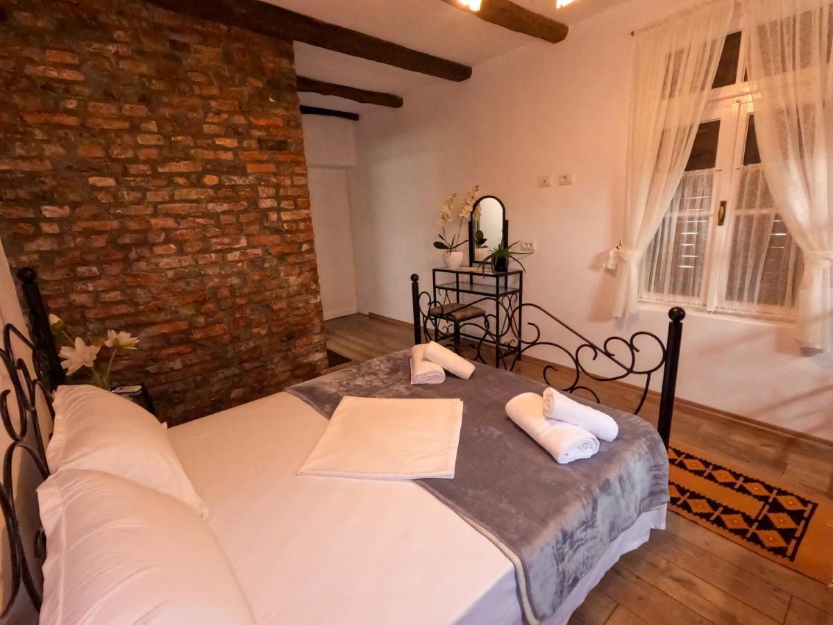 Intown Guesthouse Shkodër エクステリア 写真