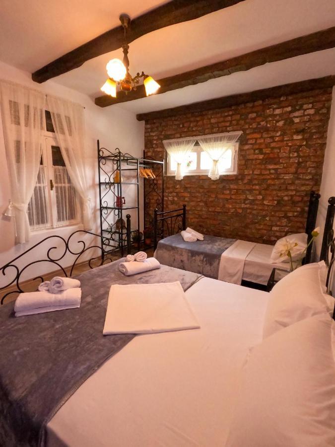 Intown Guesthouse Shkodër エクステリア 写真
