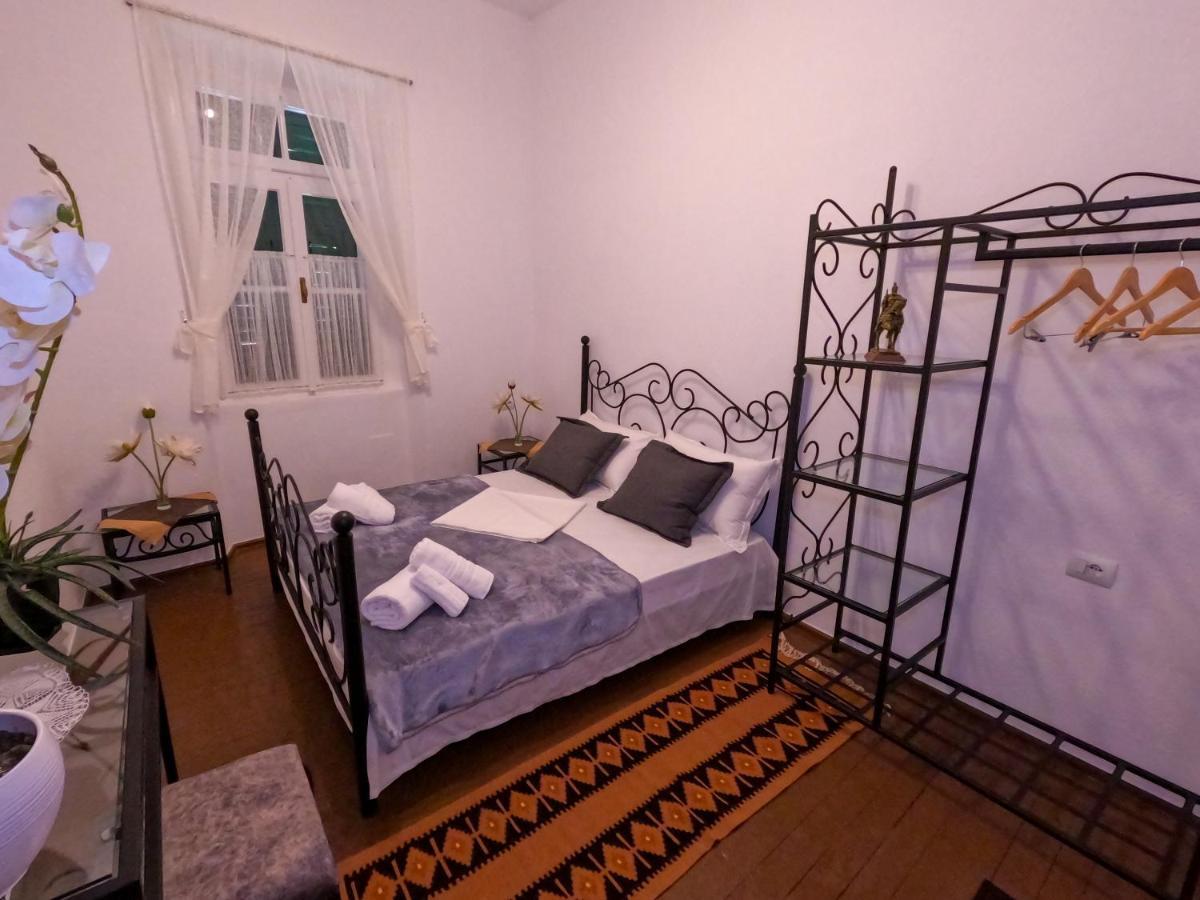 Intown Guesthouse Shkodër エクステリア 写真