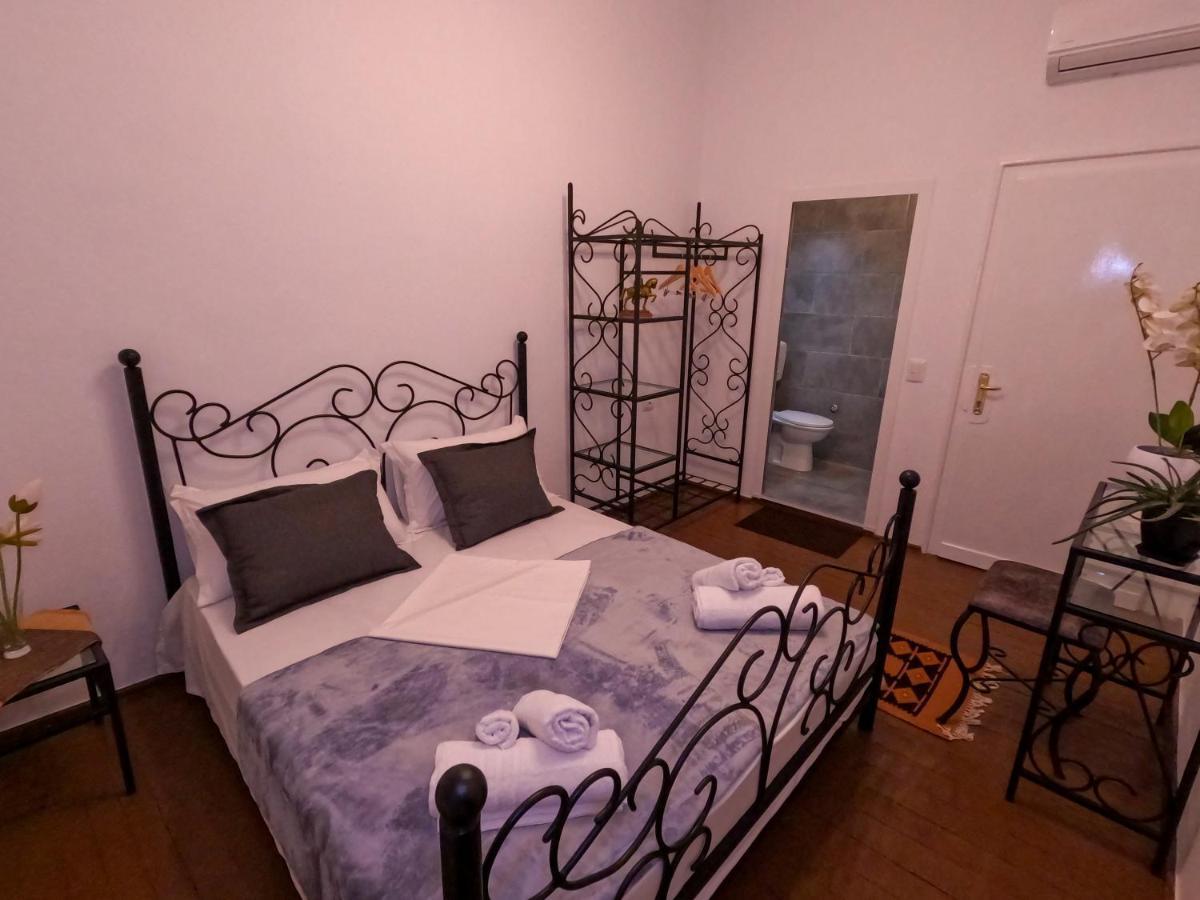 Intown Guesthouse Shkodër エクステリア 写真