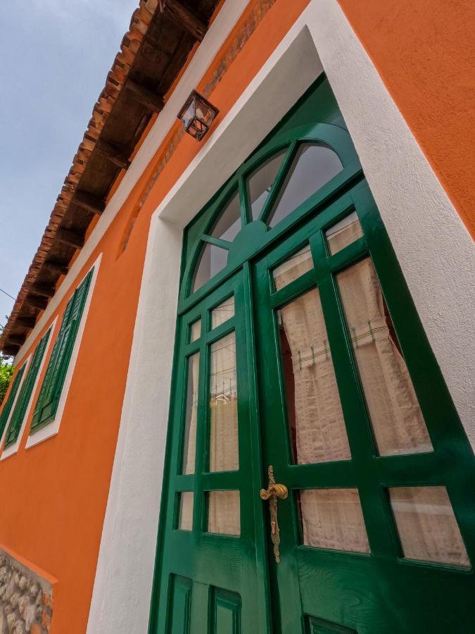 Intown Guesthouse Shkodër エクステリア 写真