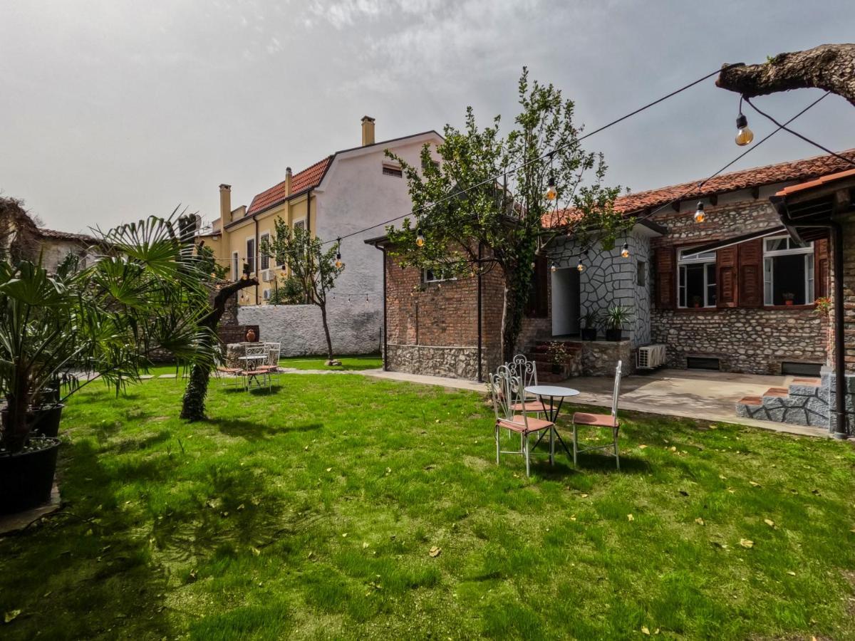Intown Guesthouse Shkodër エクステリア 写真