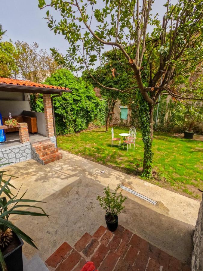 Intown Guesthouse Shkodër エクステリア 写真