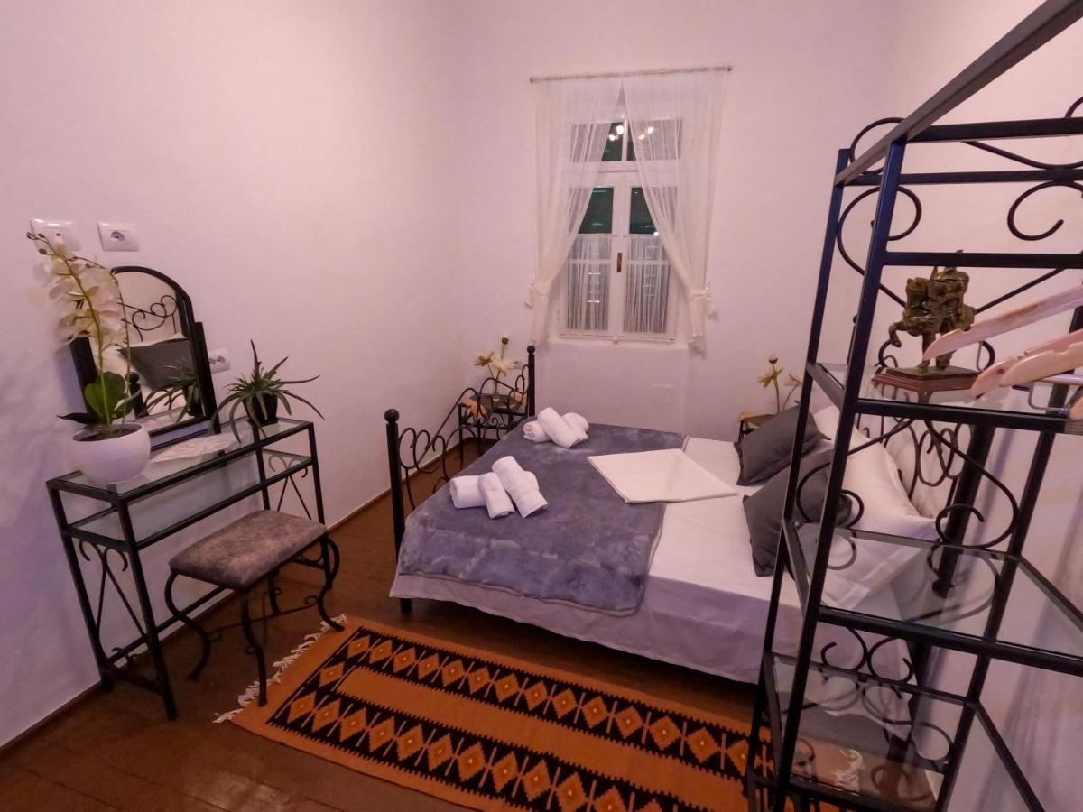 Intown Guesthouse Shkodër エクステリア 写真