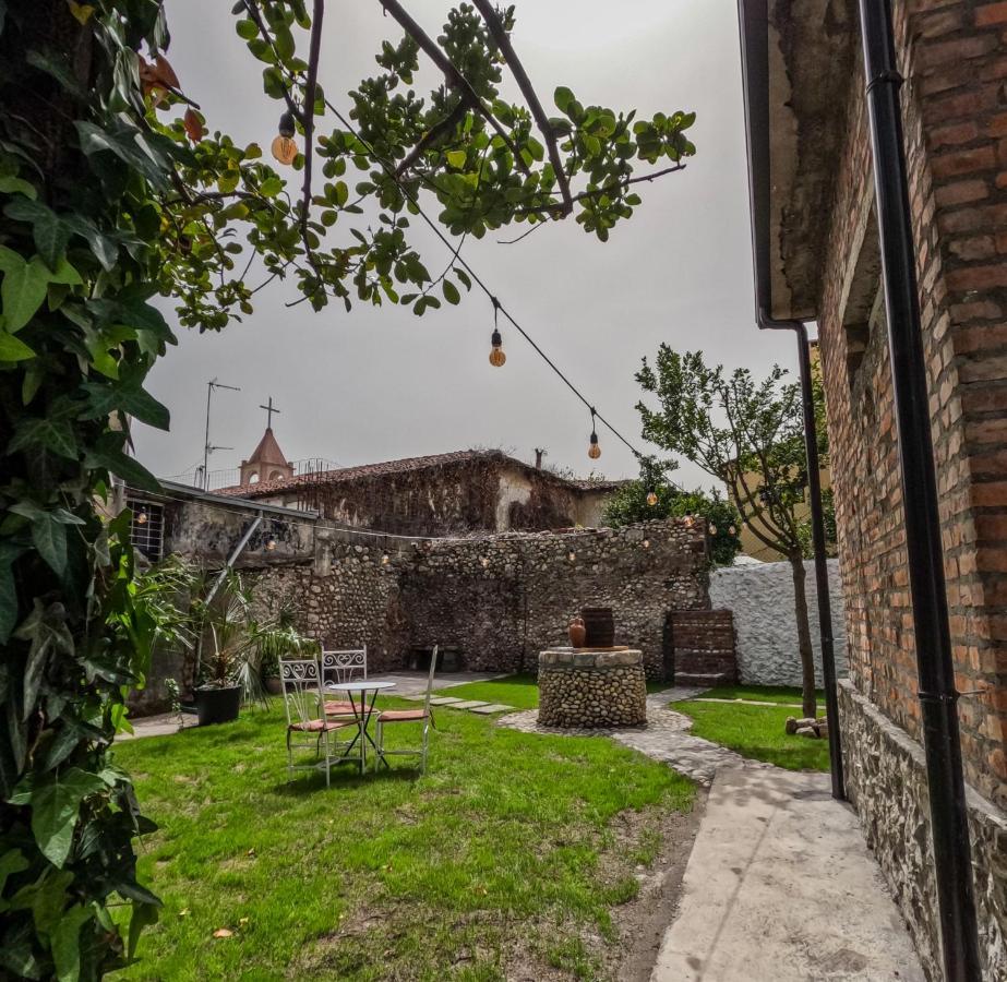 Intown Guesthouse Shkodër エクステリア 写真