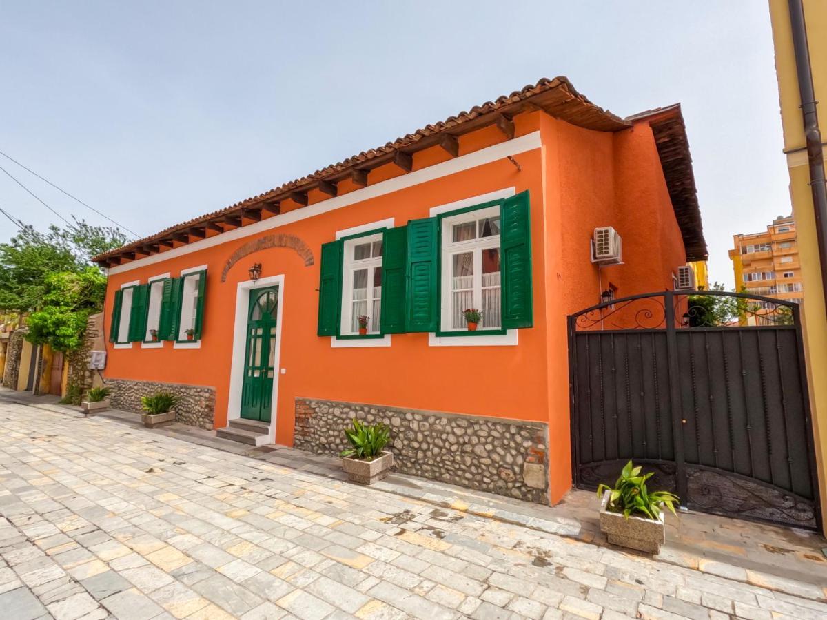 Intown Guesthouse Shkodër エクステリア 写真