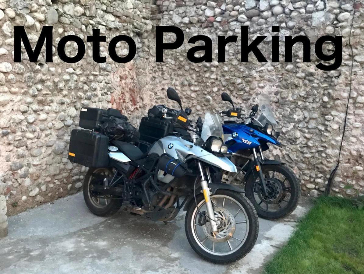 Intown Guesthouse Shkodër エクステリア 写真