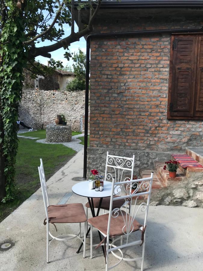 Intown Guesthouse Shkodër エクステリア 写真