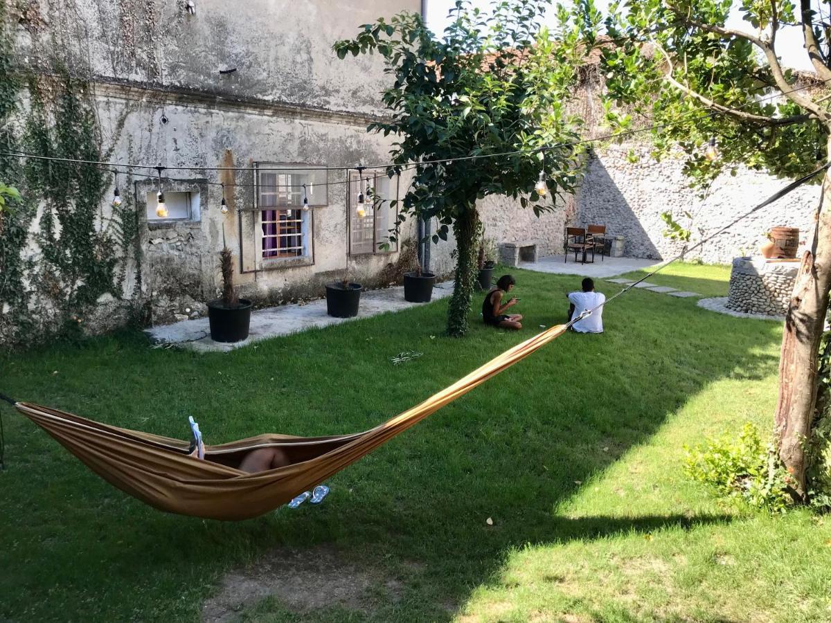 Intown Guesthouse Shkodër エクステリア 写真