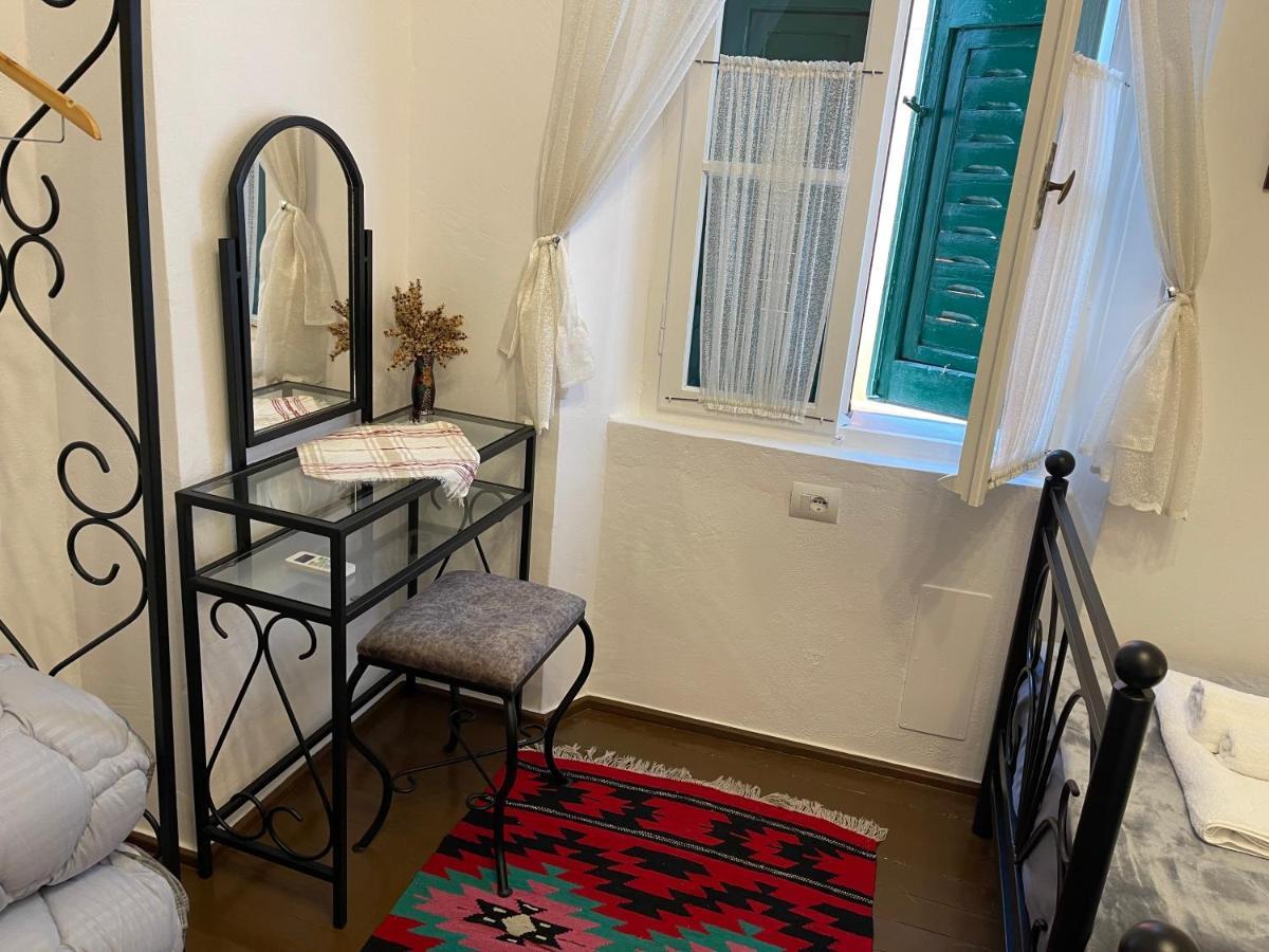 Intown Guesthouse Shkodër エクステリア 写真