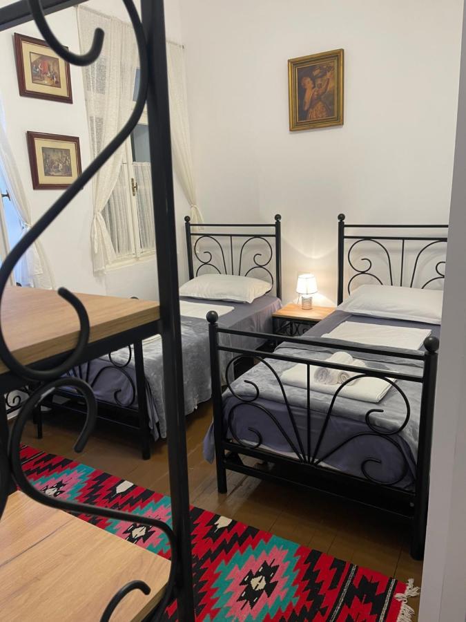 Intown Guesthouse Shkodër エクステリア 写真