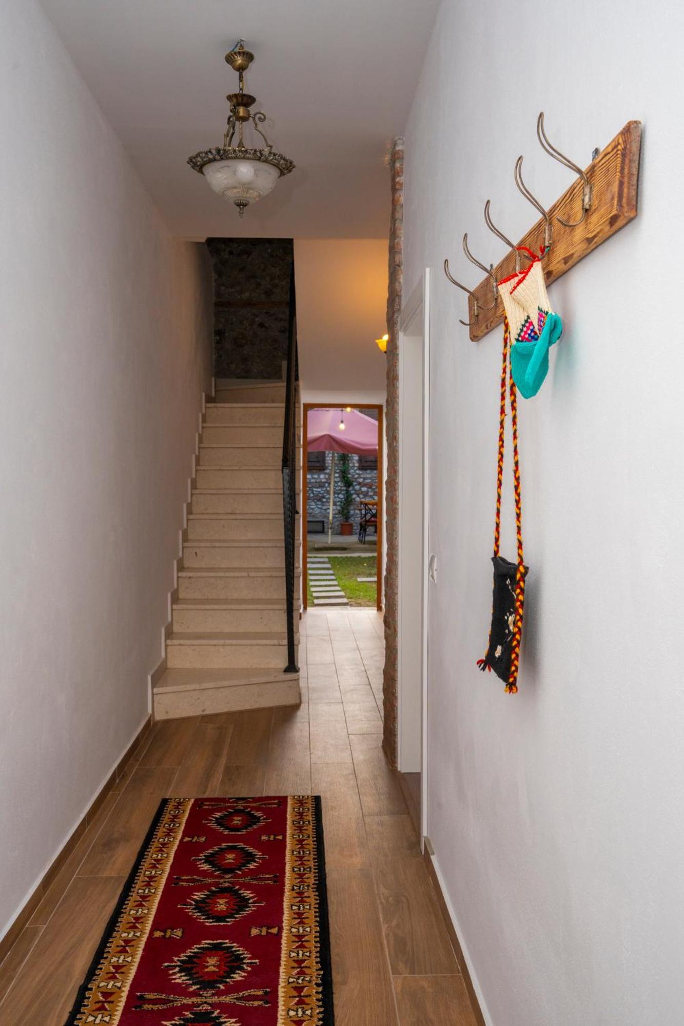 Intown Guesthouse Shkodër エクステリア 写真