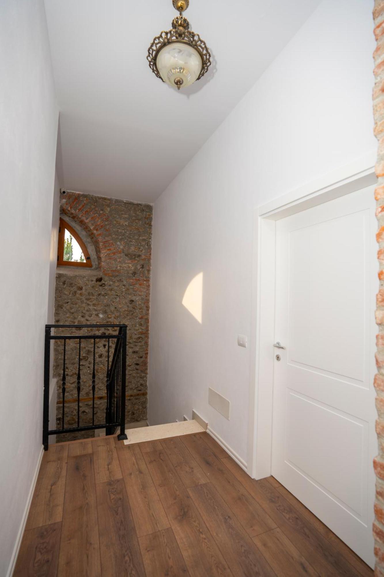 Intown Guesthouse Shkodër エクステリア 写真