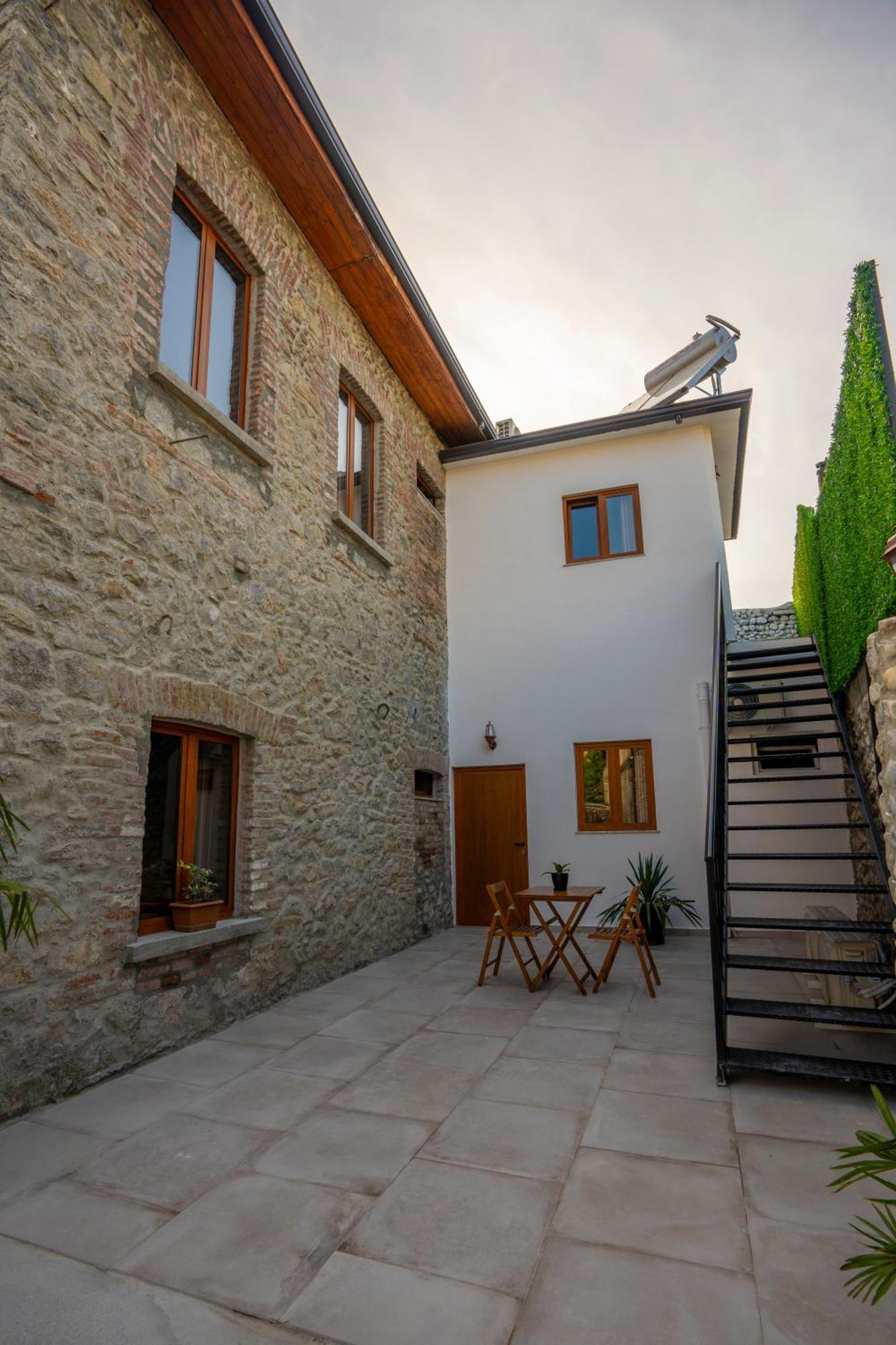 Intown Guesthouse Shkodër エクステリア 写真