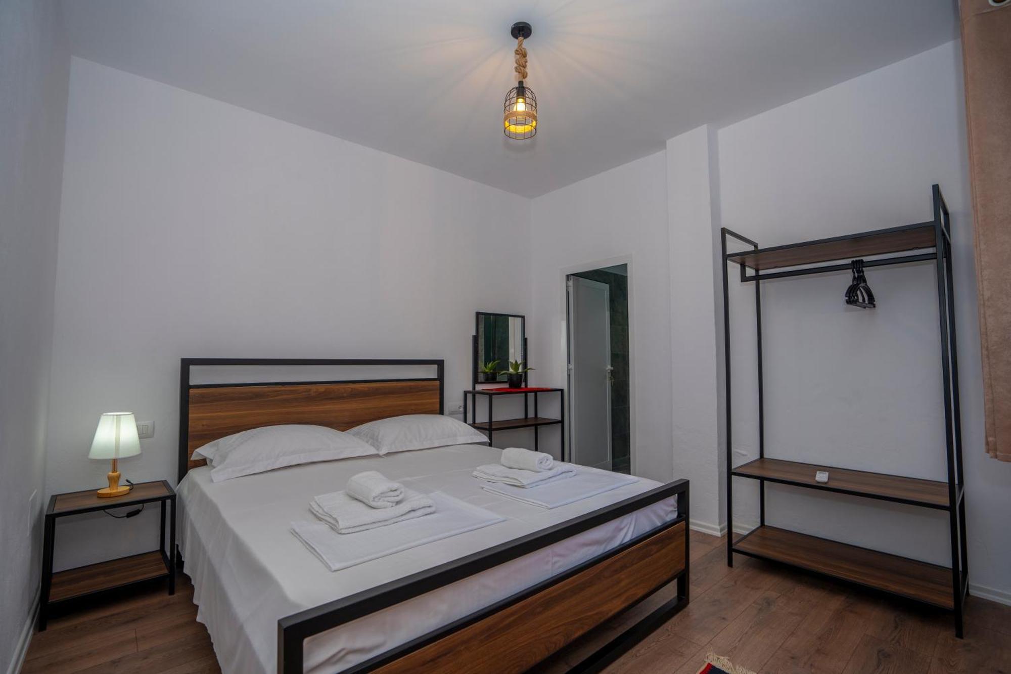 Intown Guesthouse Shkodër エクステリア 写真