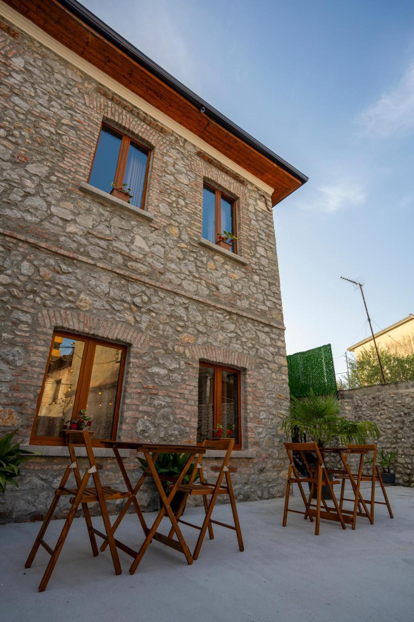 Intown Guesthouse Shkodër エクステリア 写真