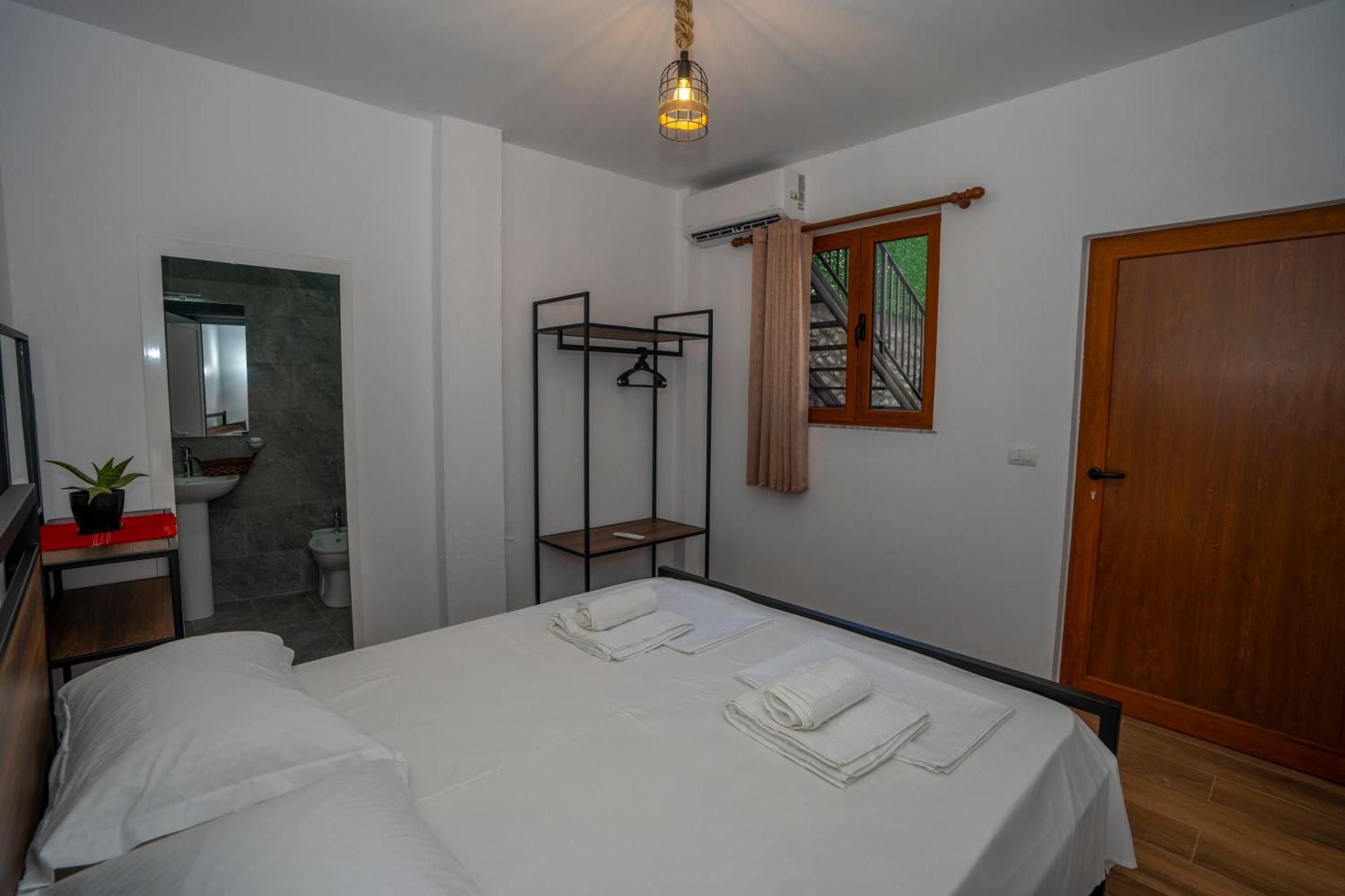 Intown Guesthouse Shkodër エクステリア 写真