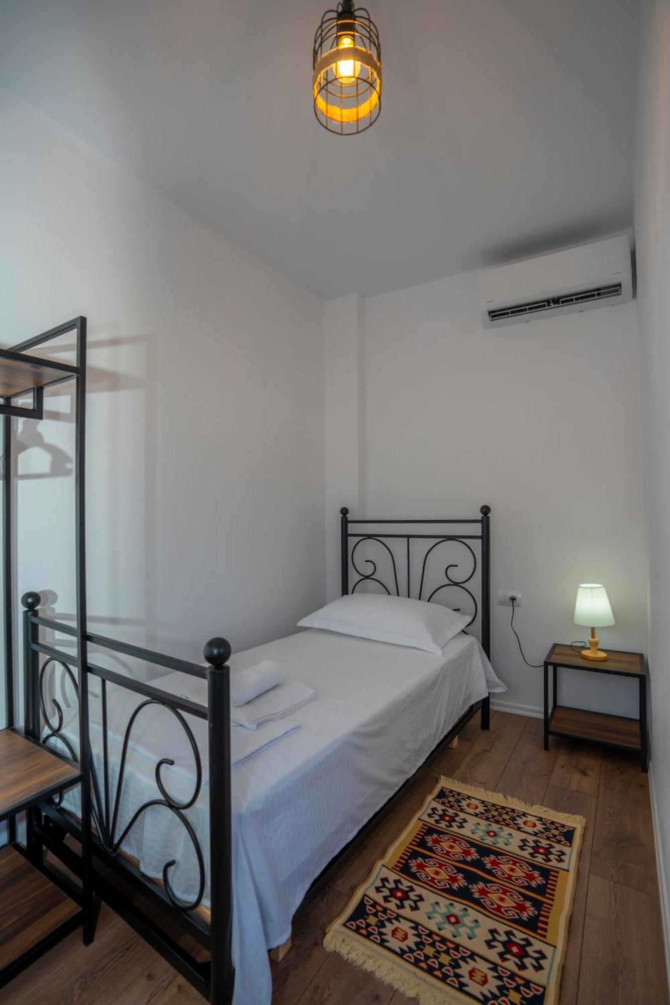 Intown Guesthouse Shkodër エクステリア 写真