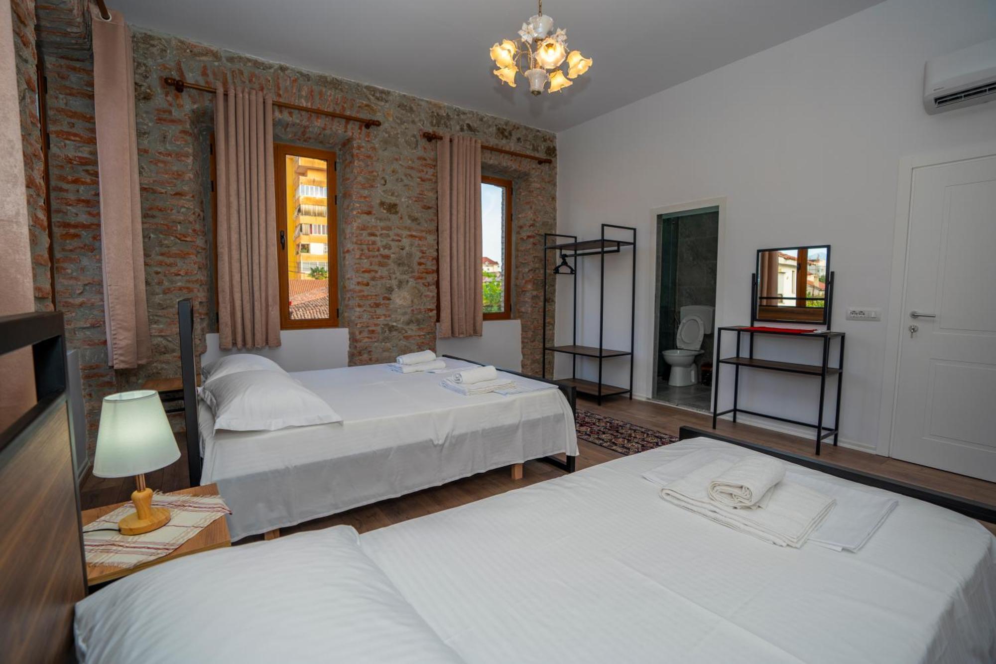 Intown Guesthouse Shkodër エクステリア 写真