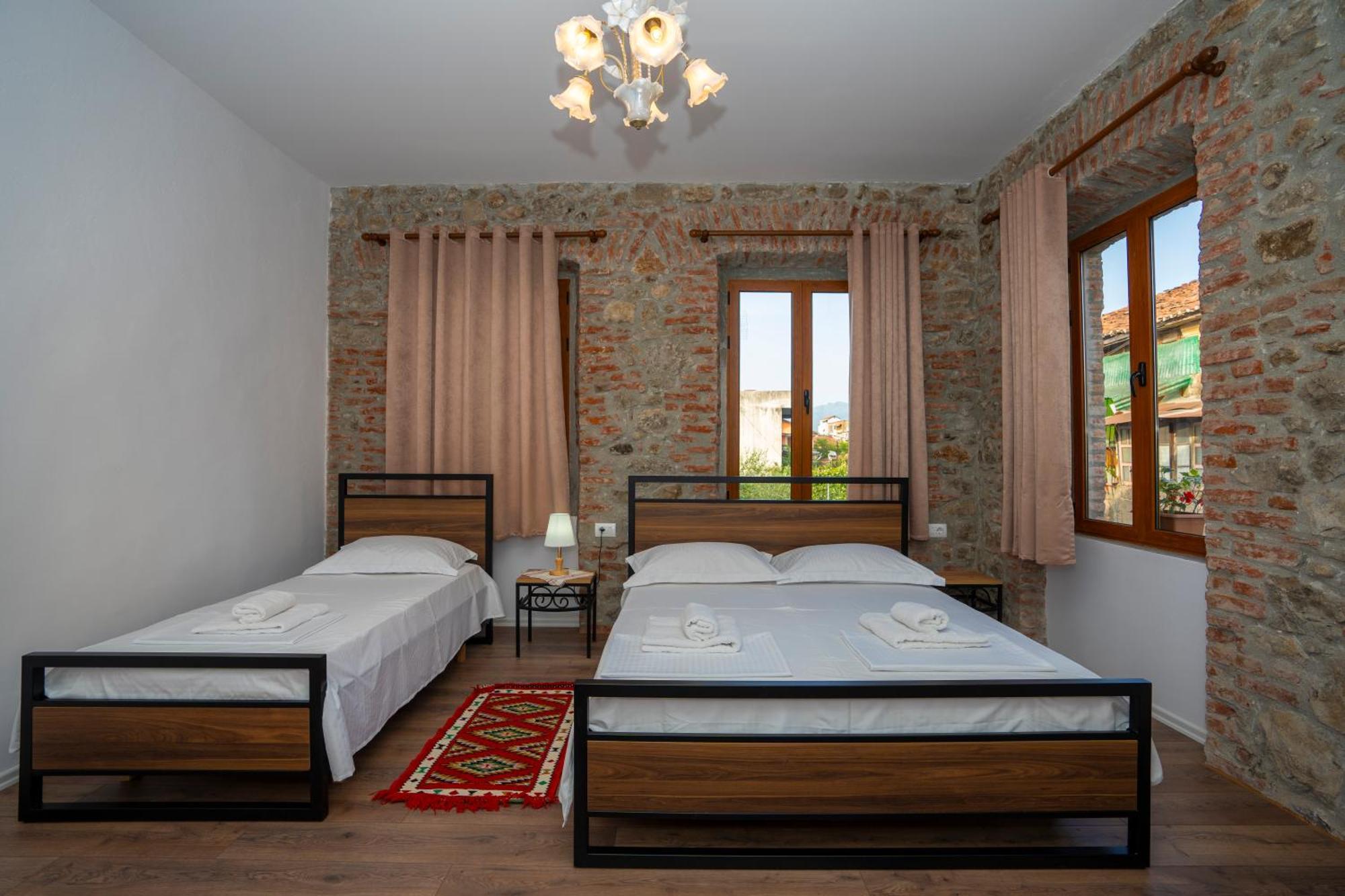 Intown Guesthouse Shkodër エクステリア 写真