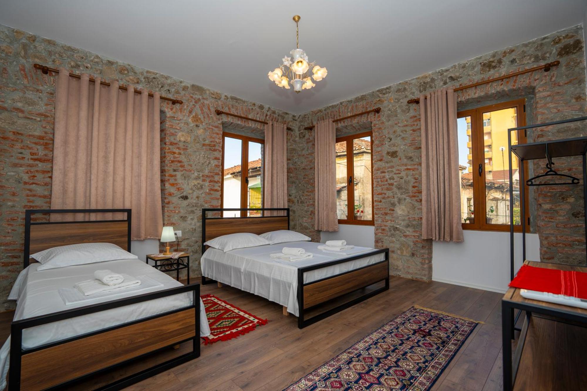 Intown Guesthouse Shkodër エクステリア 写真