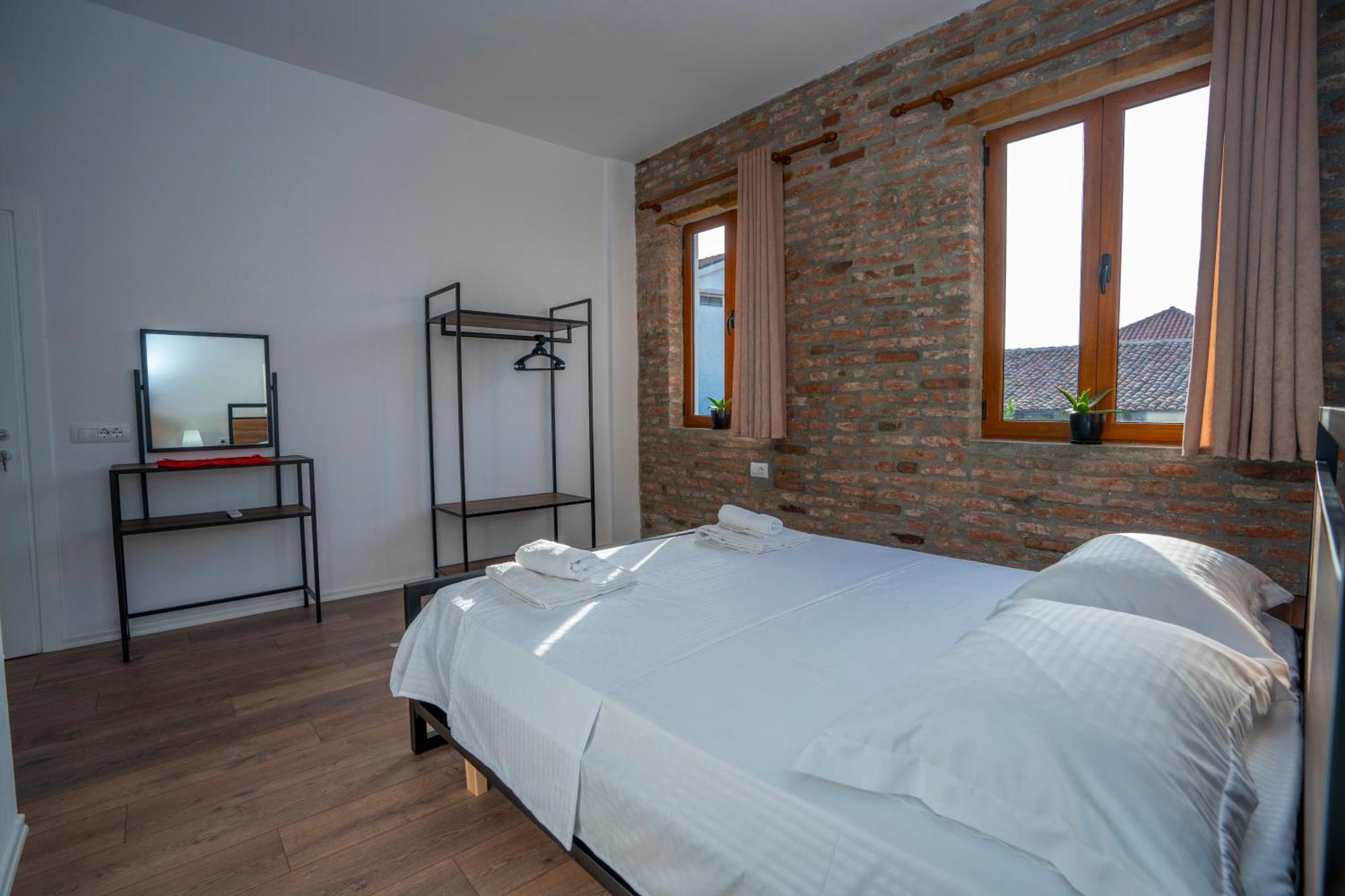 Intown Guesthouse Shkodër エクステリア 写真