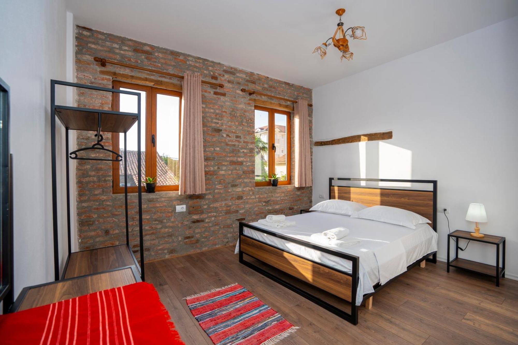 Intown Guesthouse Shkodër エクステリア 写真