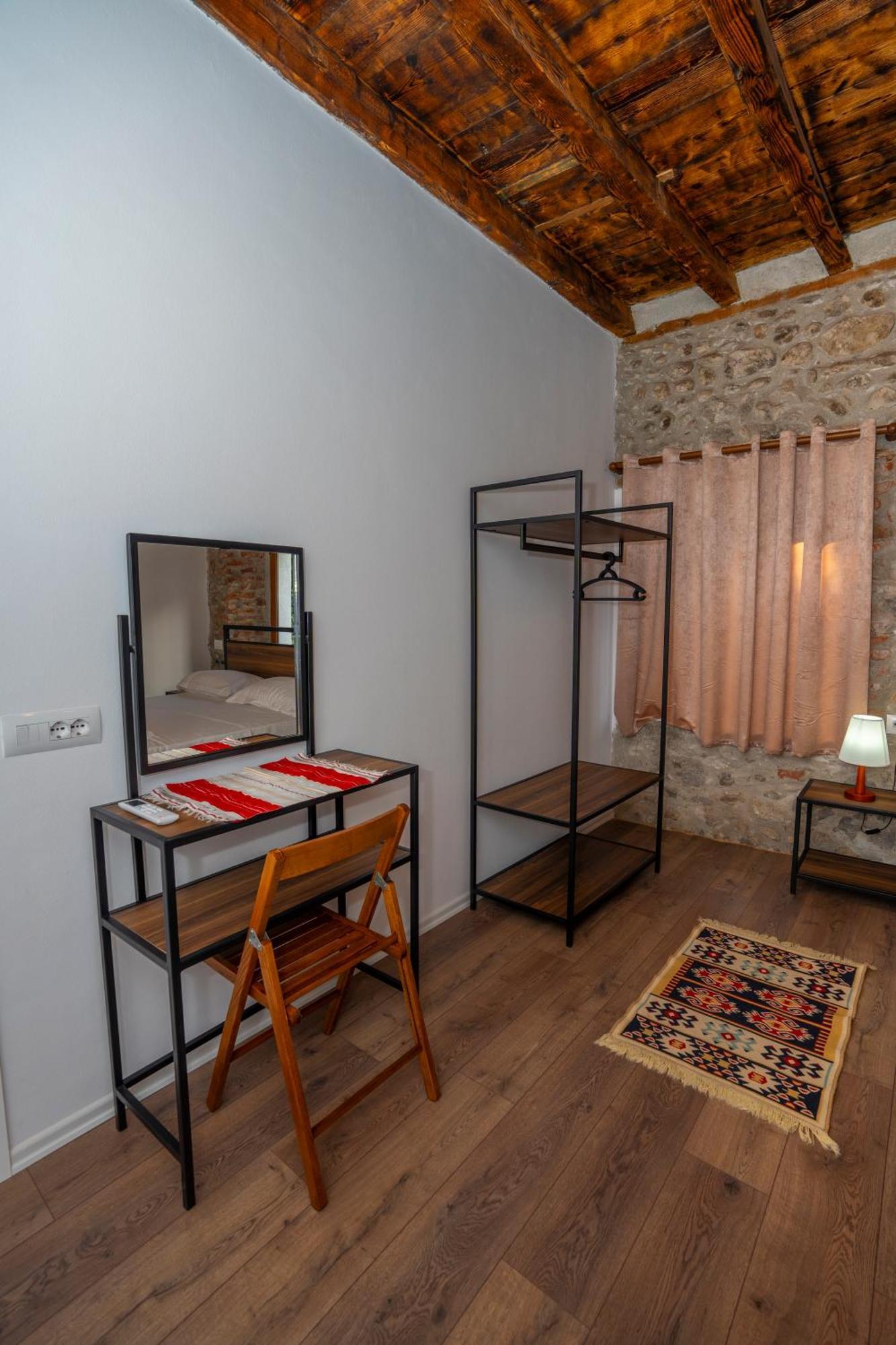 Intown Guesthouse Shkodër エクステリア 写真