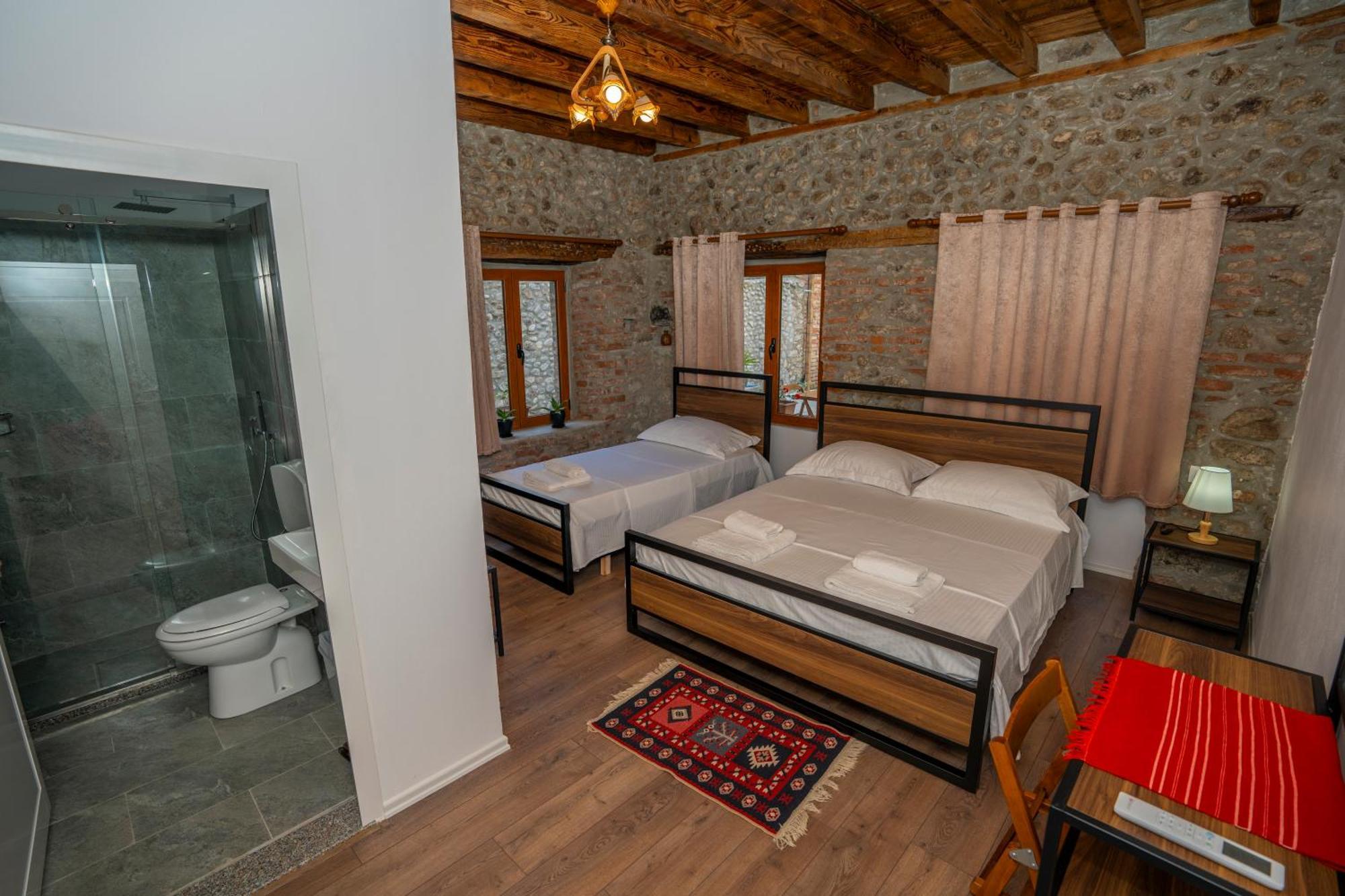 Intown Guesthouse Shkodër エクステリア 写真