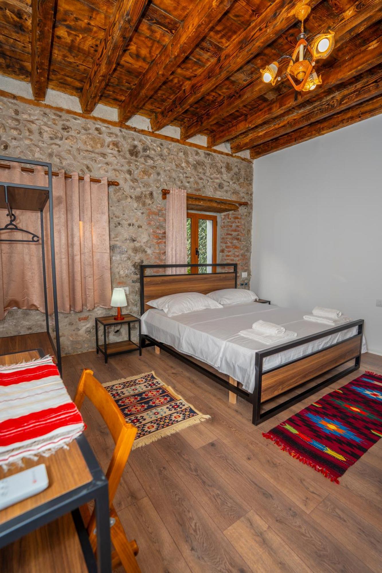 Intown Guesthouse Shkodër エクステリア 写真