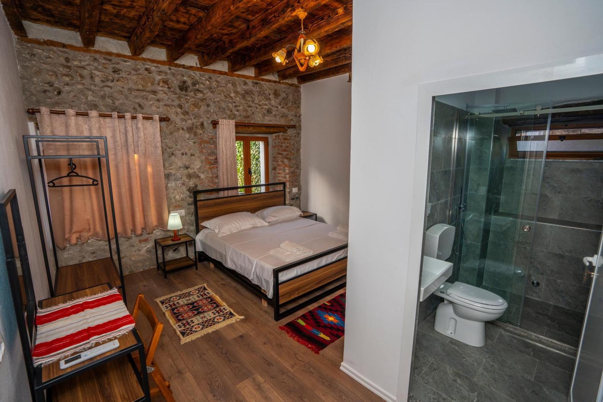 Intown Guesthouse Shkodër エクステリア 写真