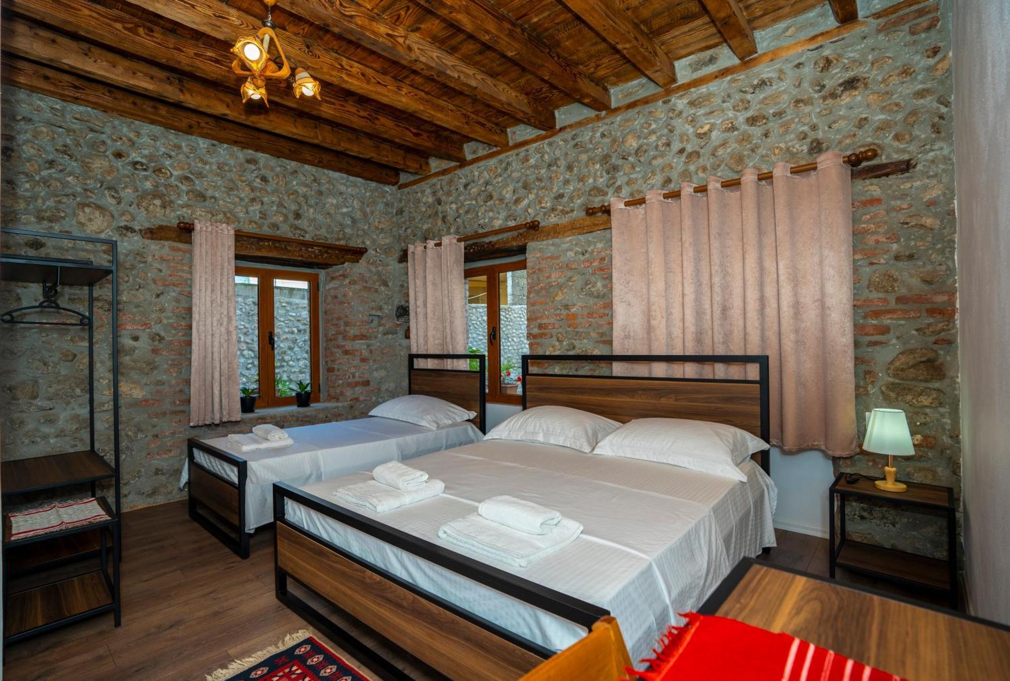 Intown Guesthouse Shkodër エクステリア 写真